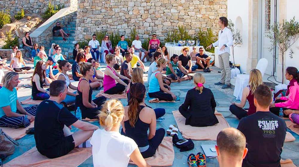 Jeffrey Allen enseignant la Conscience du Corps Énergétique lors du A-Fest à Mykonos, en Grèce.