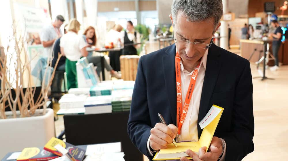 Tal is the author of international best sellers Happier and Being Happy, which have been translated into 25 languages.