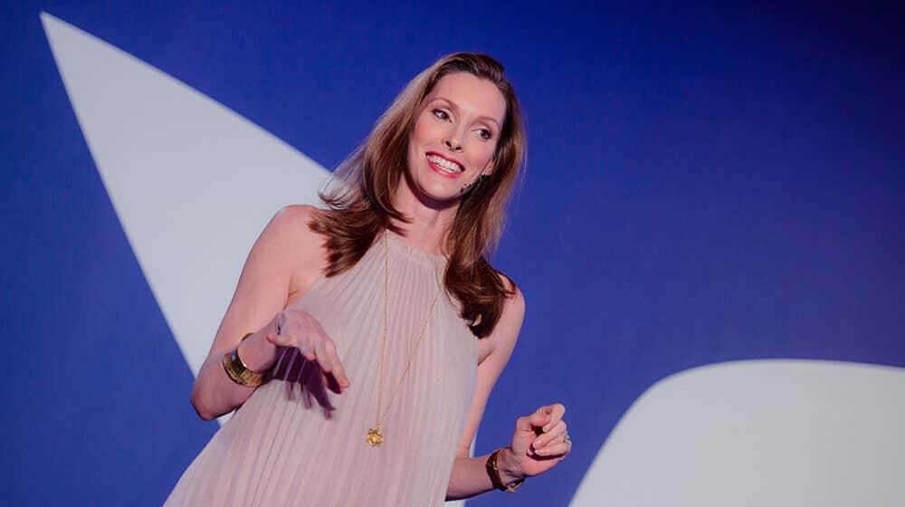 Emily Fletcher a guidé une méditation pour plus de 1 000 étudiants à la Mindvalley Reunion