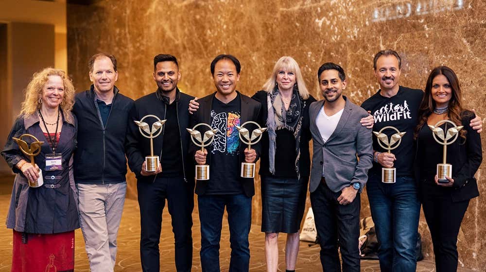 Marisa Peer auf einem Mindvalley Event mit den Mindvalley Autoren, Donna Eden, Dr. Michael Breus, Jim Kwik, Vishen Lakhiani, Eric Edmends and Dr. Shefali