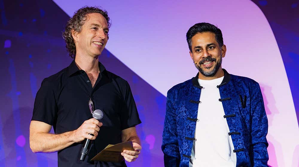 Jeffrey avec Vishen Lakhiani. Jeffrey intervient régulièrement sur les scènes de Mindvalley à travers le monde.