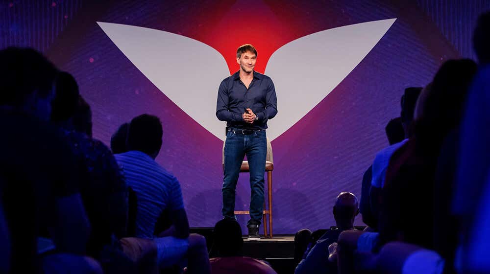 Keith Ferrazzi on stage