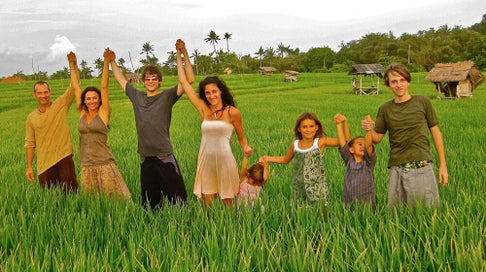 Jon y Missy han viajado a casi 100 países; creen que las experiencias de la vida real brindarán a sus hijos la mejor educación.