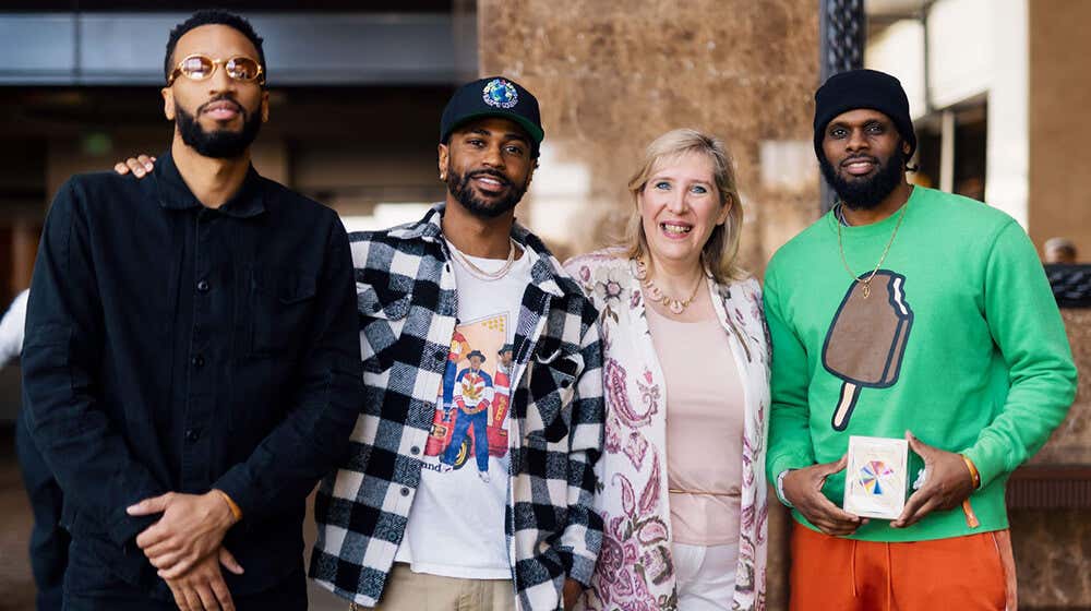 Marie Diamond with her fans and supporters