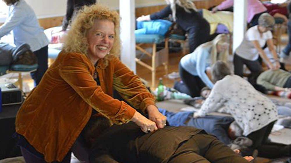 Donna Eden zeigt ihren Schüler, wie sie ihre körpereigenen Energien beeinflussen können.