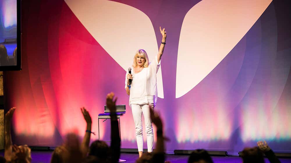 El estilo único de enseñanza de Marisa, que incluye la Hipnoterapia transformacional rápida, le ha valido numerosos premios.