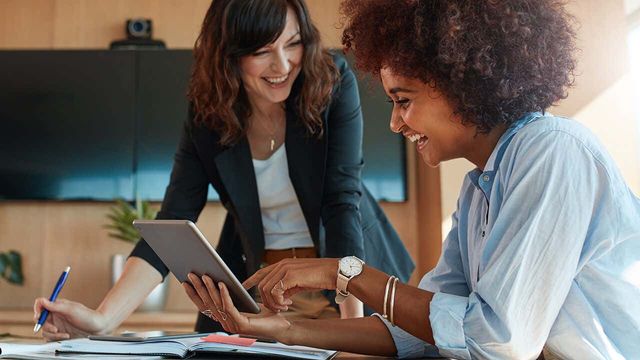 2 ladies having a discussion in an office space